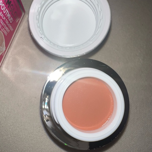 Glamglow poutmud shade is birthday suit. Neutral color. New in box. - Picture 5 of 5